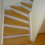 Treppe mit weißem Stellbrett nachher